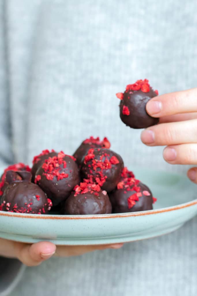 Chocolate Date Truffles - Healthy, Vegan & GF! Georgie Eats.